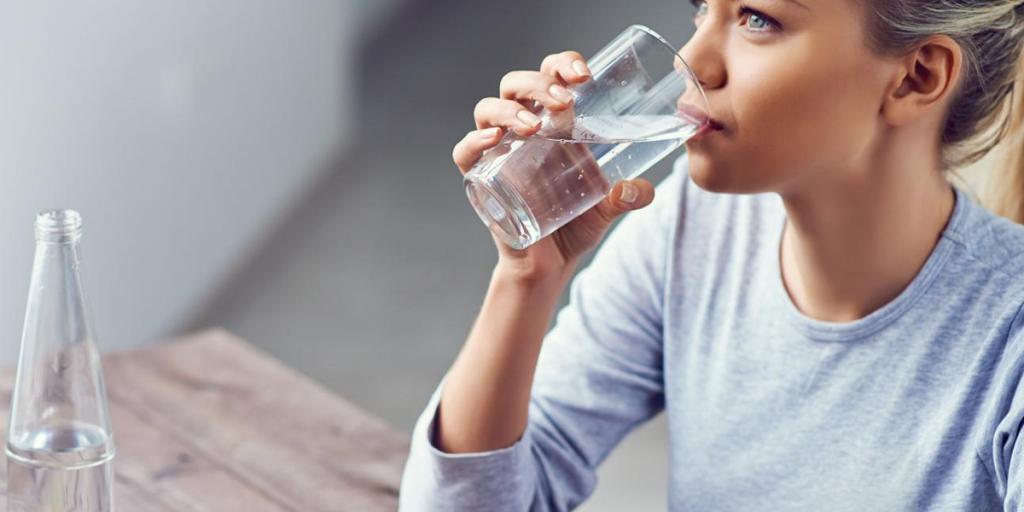 どれくらい 水 だら 中毒 飲ん 水の飲み過ぎは水中毒になり危ない？一日の適量とは？